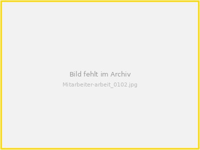 Mitarbeiterin bei der Composite-Schichtung während der internen Fortbildung