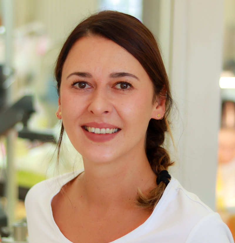 Stefanie, Zahntechnikerin und Abteilungsleiterin Keramik